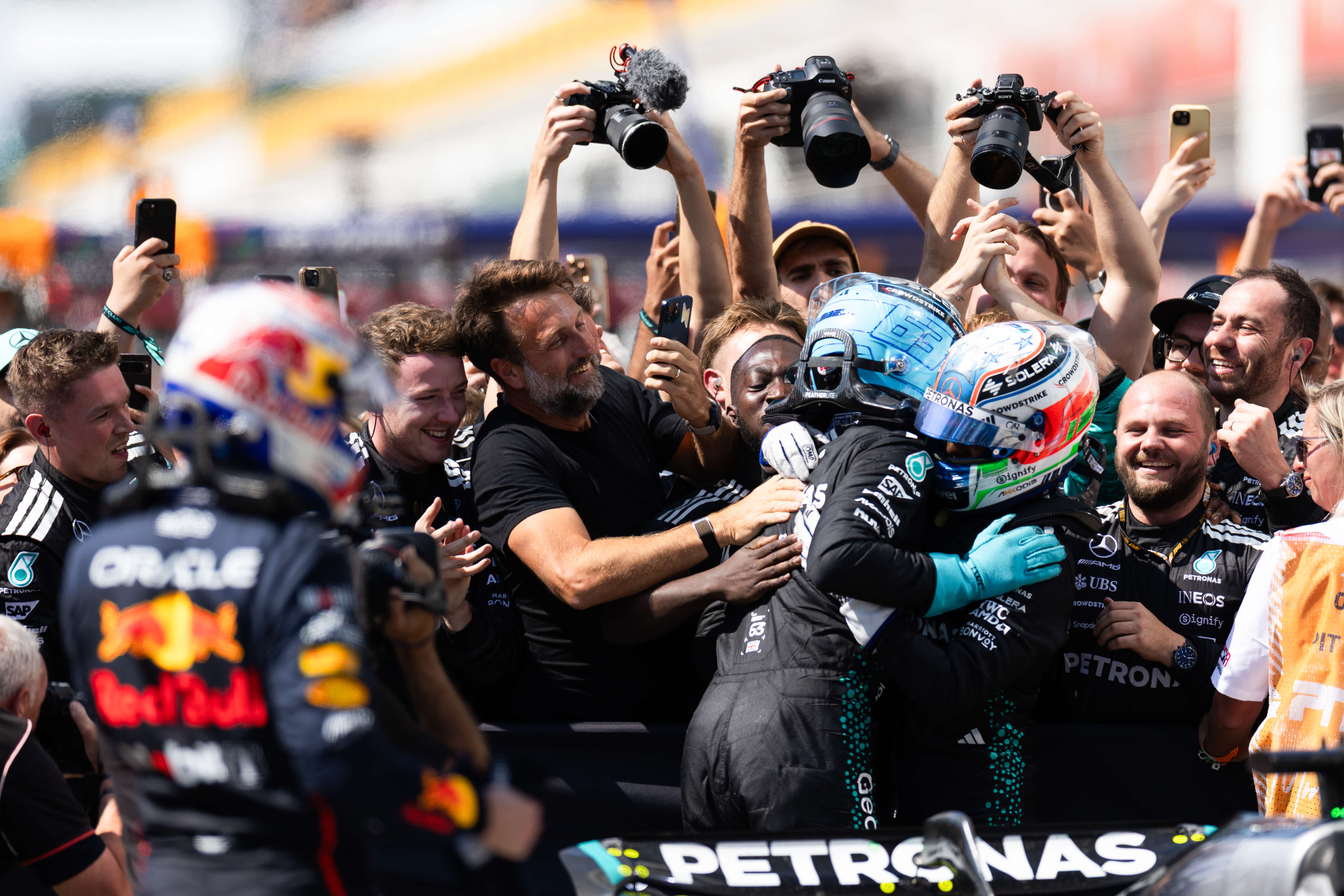 关于红牛车队力克梅赛德斯，阿隆索点燃赛场的信息